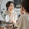 鏡の前で美容製品に囲まれた30代女性