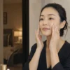 スキンケアルーティンを行う30代女性