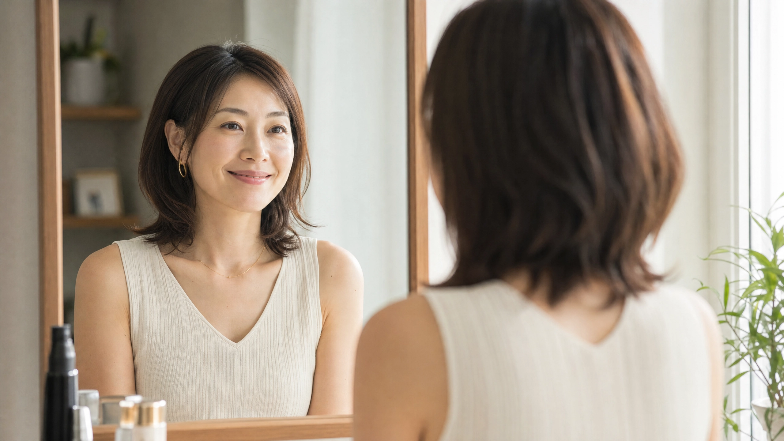 鏡を見て自分を受け入れる30代女性