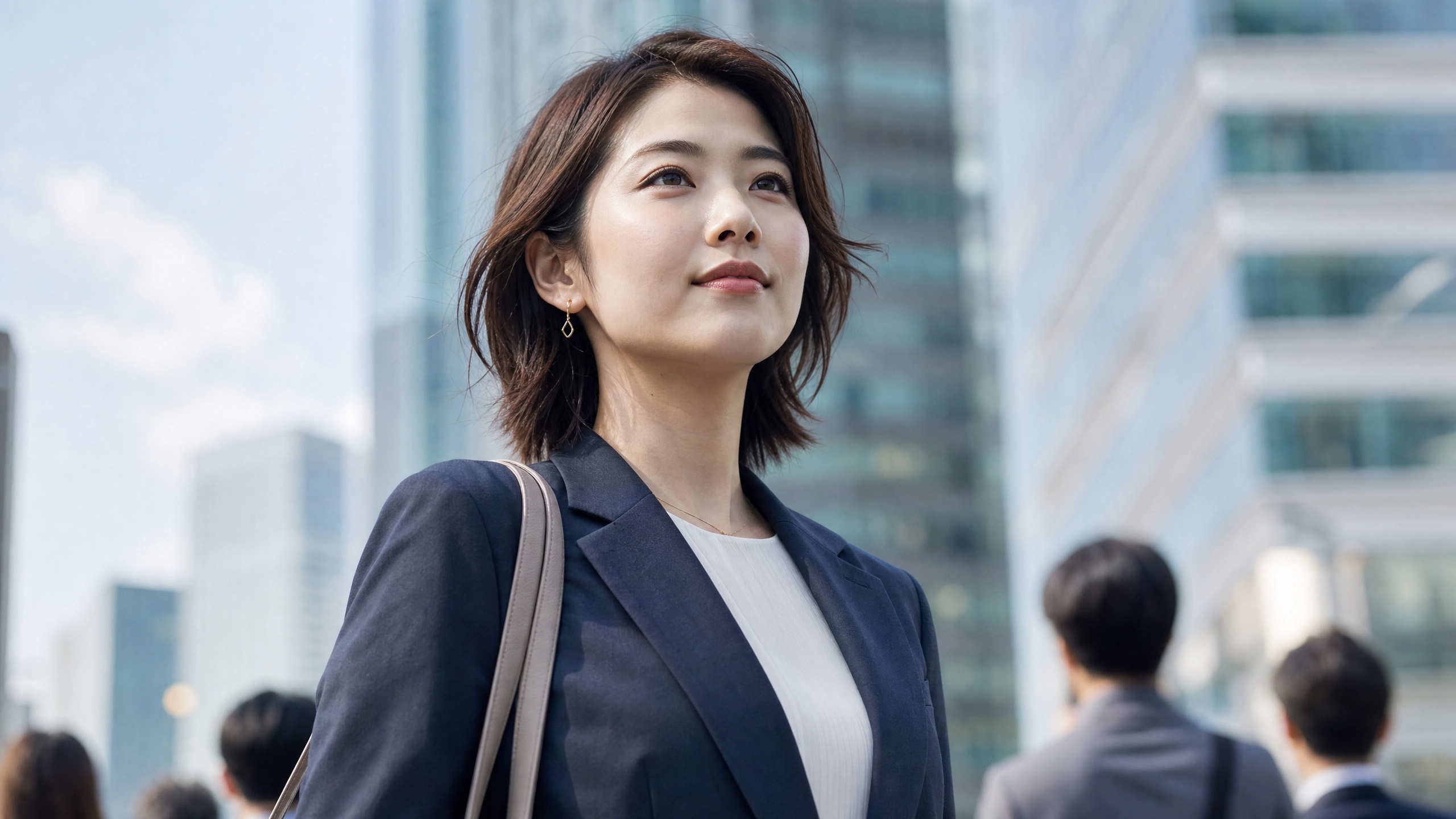 都会で自信に満ちた30代女性