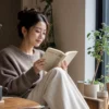 コーヒーを飲みながら読書する30代女性