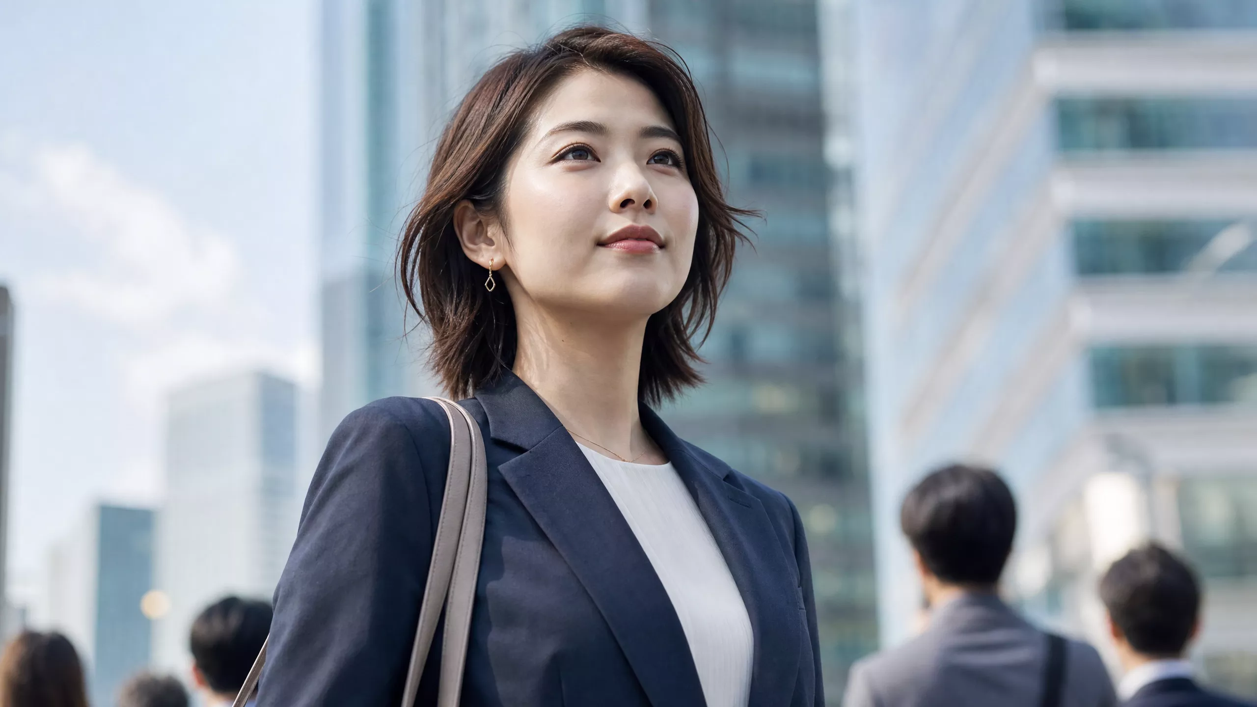 都会で自信に満ちた30代女性