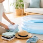 夏の水遊び前に親がタオルや家庭用プールを準備する明るい室内イメージ