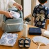 子連れ夏祭りに向けて水筒とタオルを入れたバッグを準備する家庭のイメージ