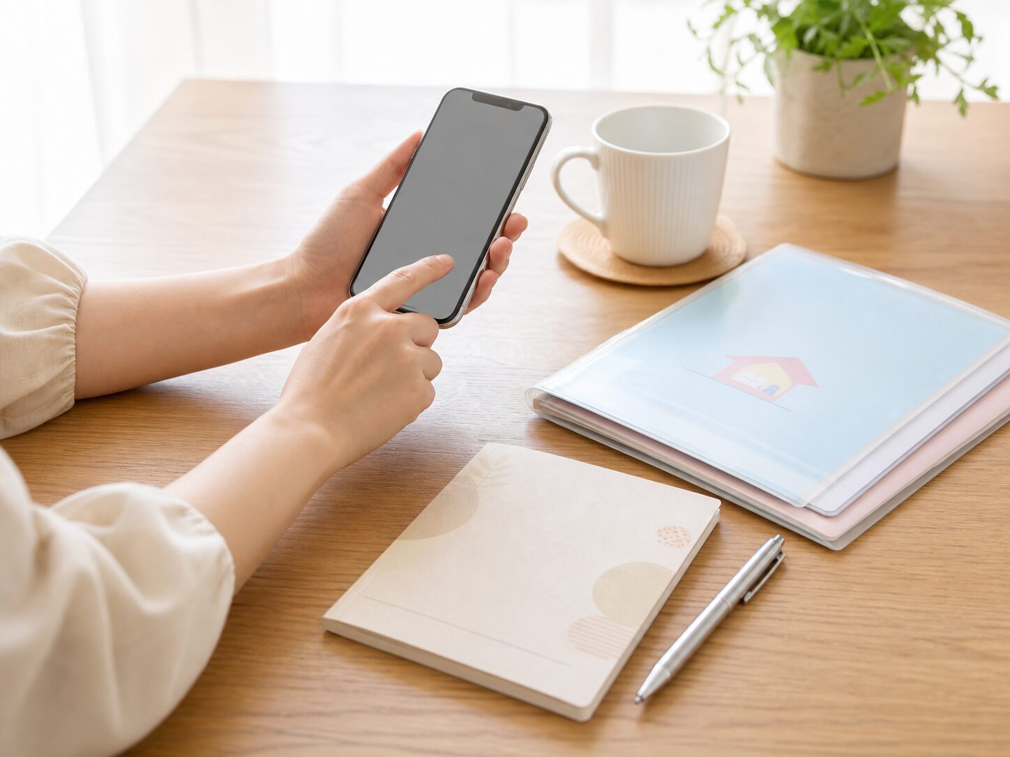心配な時の相談先をスマートフォンと母子手帳で確認する室内イメージ