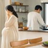 妊娠初期のにおいづわりでキッチンから少し離れて休む家庭のイメージ
