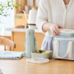 夏休み前に子どもの水筒とお弁当箱を準備するイメージ