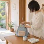 保育園の感染症が気になる朝にコップとタオルを準備する家庭のイメージ