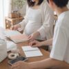 出産前に母子手帳や連絡メモをまとめて準備する妊婦と家族のイメージ