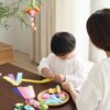 七夕飾りを親子で作る前に道具を準備する家庭のイメージ