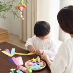 七夕飾りを親子で作る前に道具を準備する家庭のイメージ