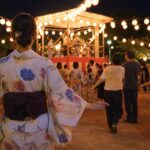 盆踊りの輪へ外側から入ろうとする参加者が見える夏祭り会場のアイキャッチ