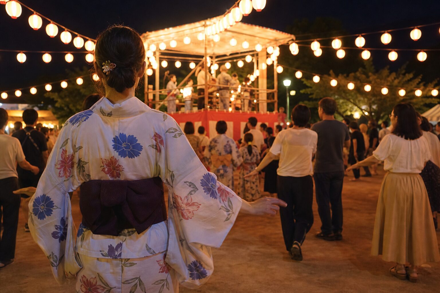 盆踊りの輪へ外側から入ろうとする参加者が見える夏祭り会場のアイキャッチ
