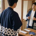 夕方の夏祭り前に白いインナーの上から法被を羽織って確認するイメージ