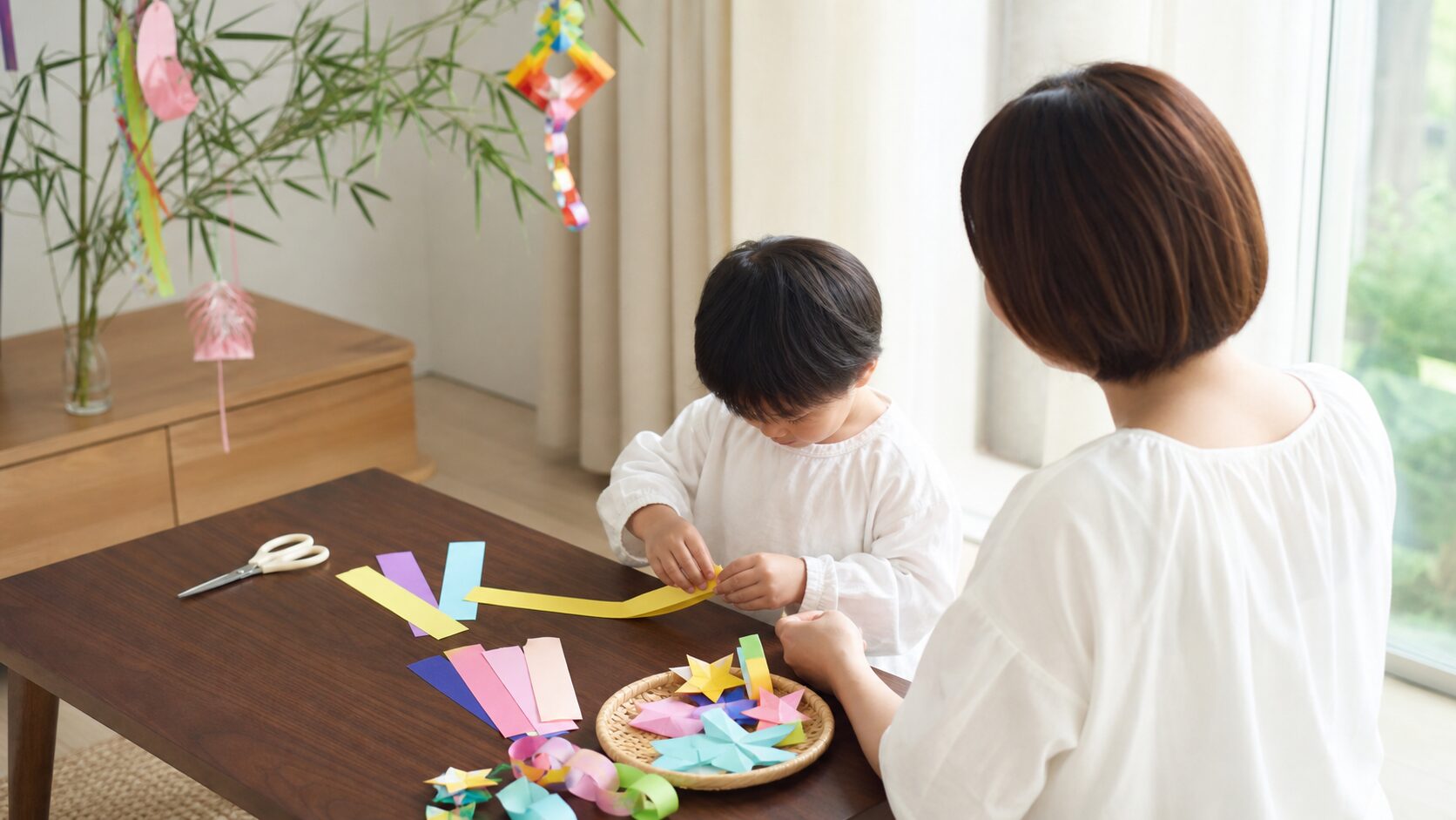 七夕飾りを親子で作る前に道具を準備する家庭のイメージ
