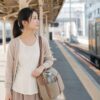 妊娠初期の親が朝の通勤前に小さなバッグと飲み物を持って準備するイメージ