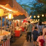 夏祭りの夜店と屋台が並ぶ通りを実写寄りに写したアイキャッチ