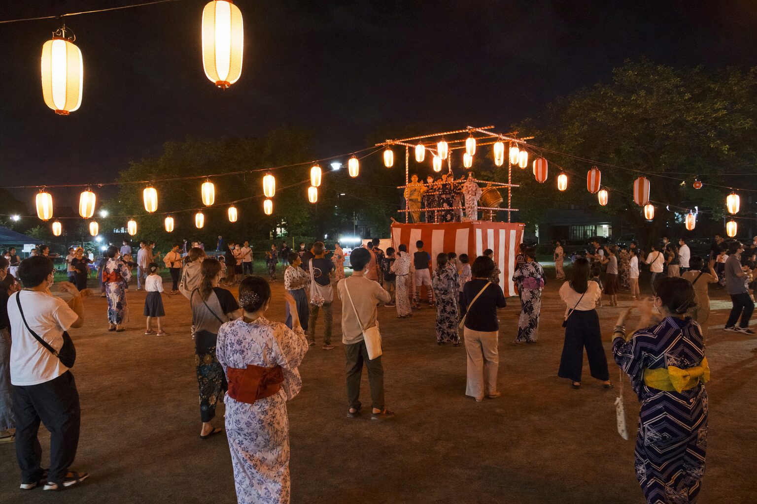 盆踊りの外側の輪が動き始めたタイミングのイメージ