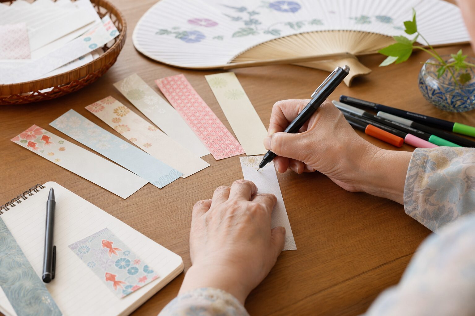 夏祭り用のおみくじ文面を短く書き出している机上のイメージ