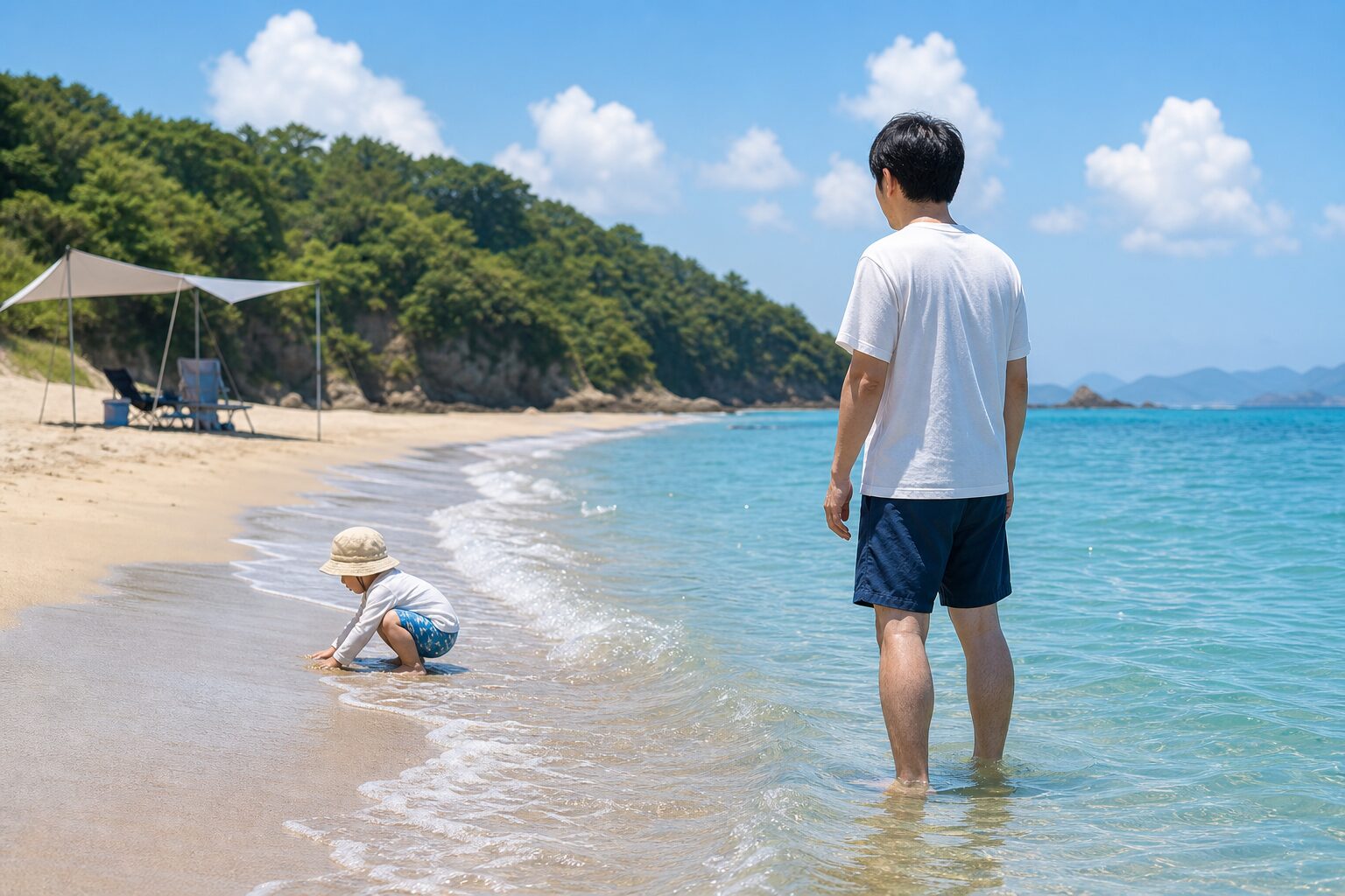 波打ち際で大人が子どもの近くを見守る海辺のイメージ