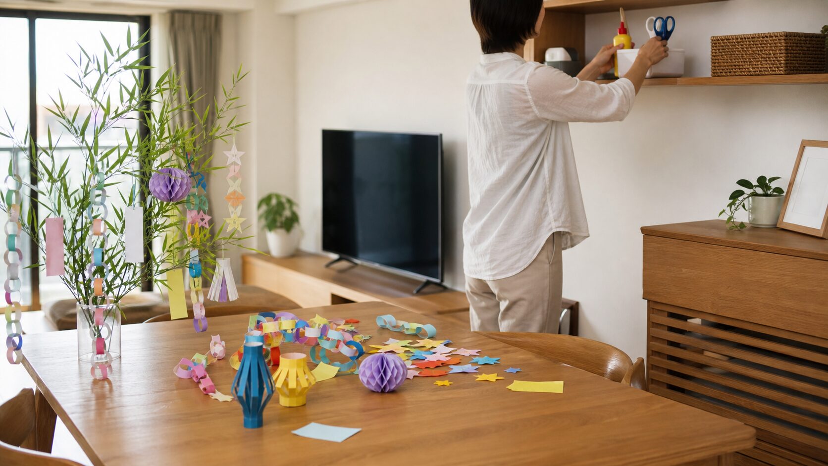 七夕工作後に切れ端を片付けてはさみをしまうイメージ