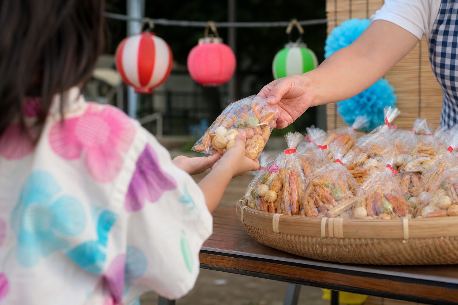 地蔵盆で子どもにお菓子を配る実写寄りのイメージ