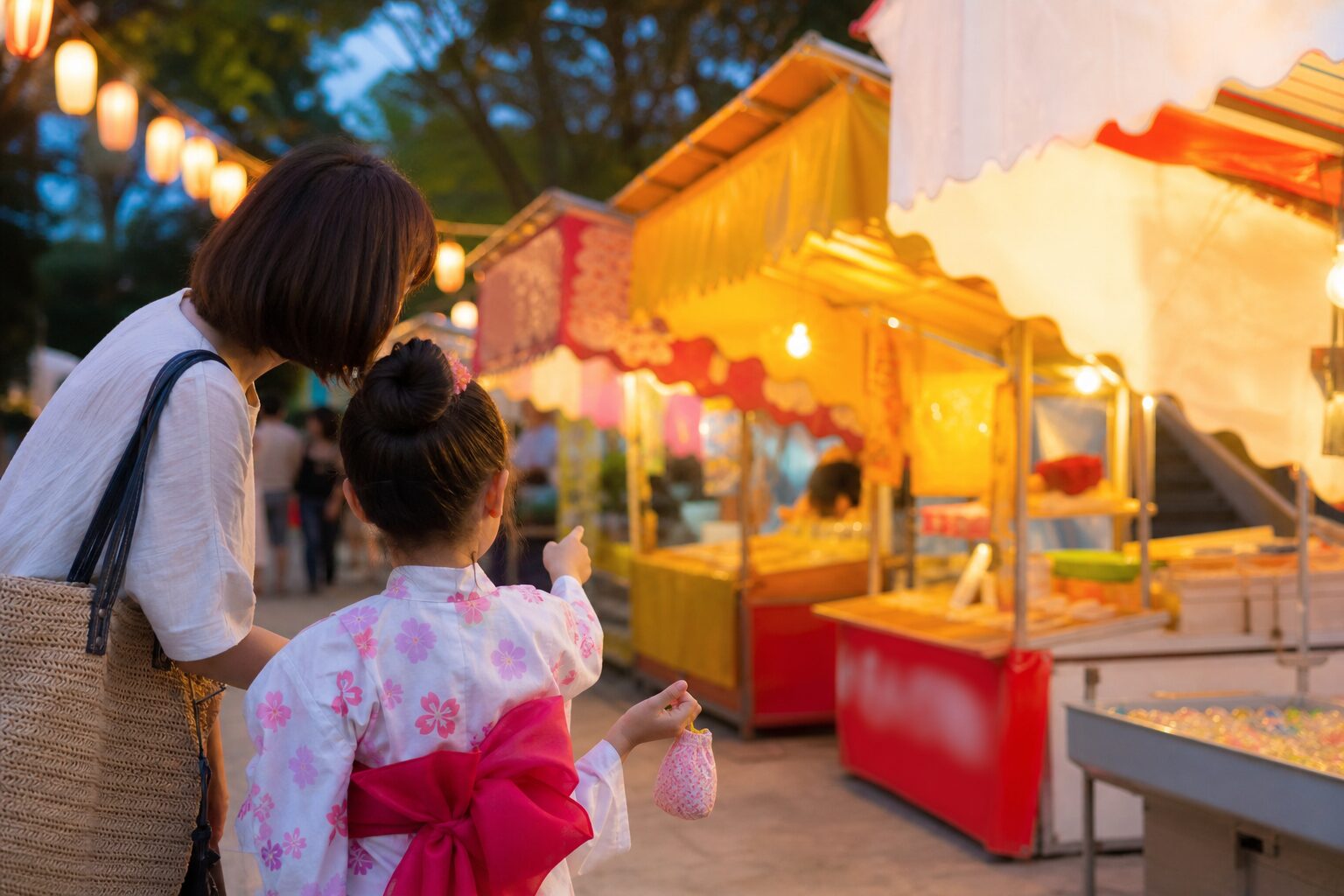 親子で夏祭りの屋台を見て回る実写寄りのイメージ