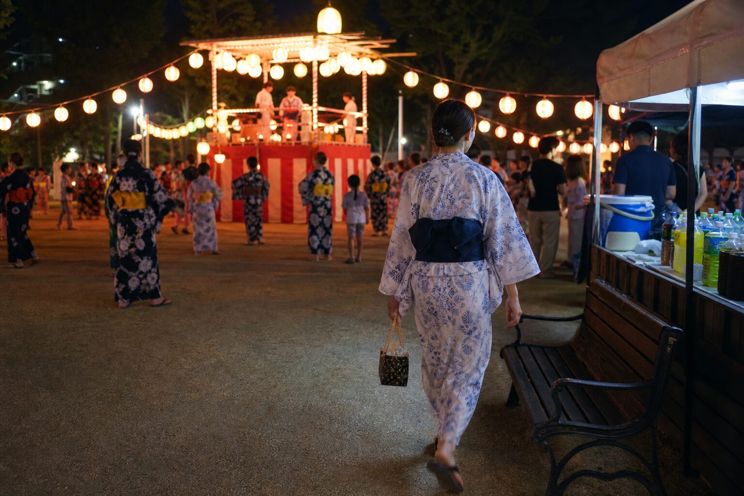 盆踊りの輪から外へ寄って休憩へ向かう様子のイメージ