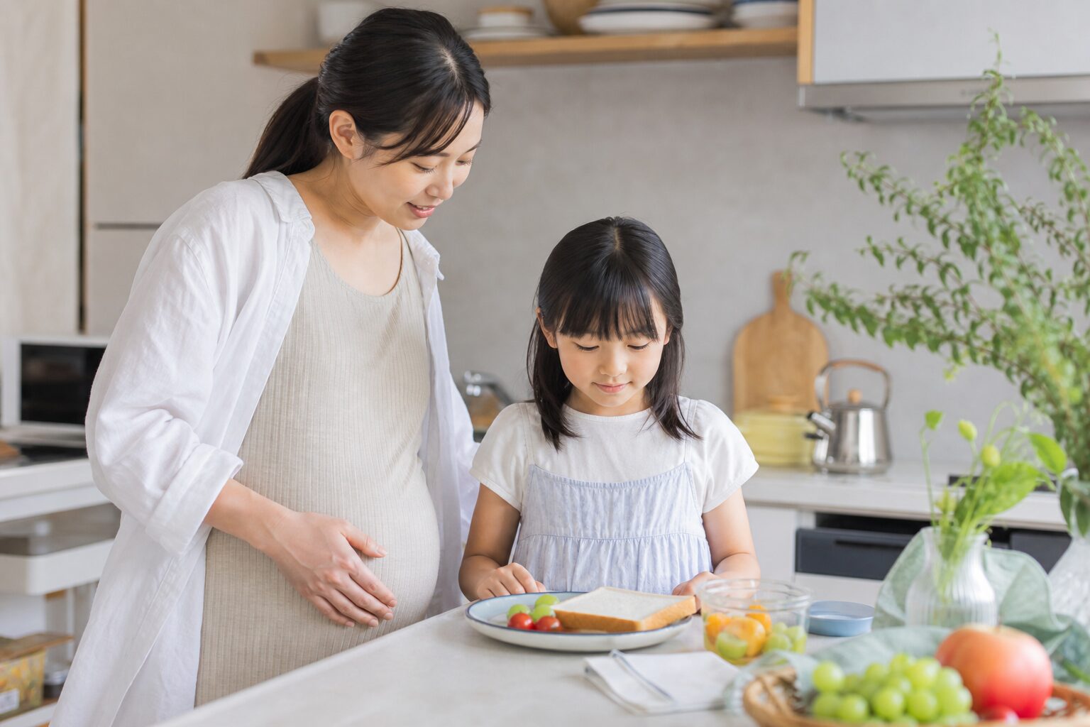 親子で昼ごはん前の確認を短く共有するイメージ