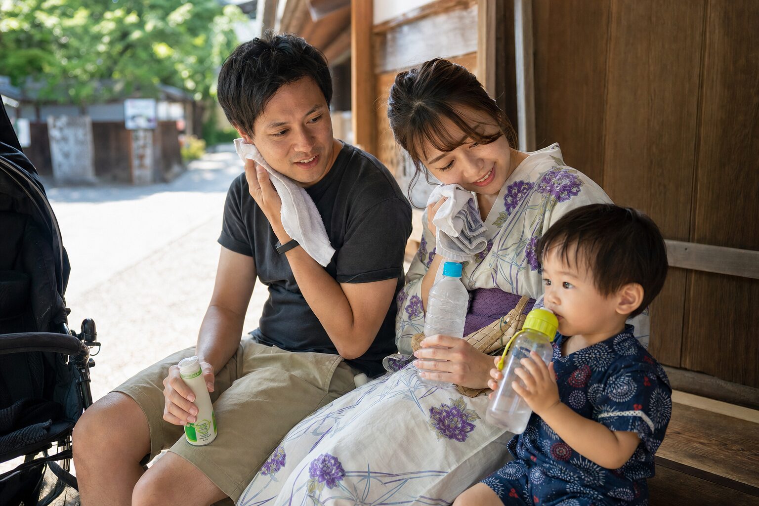 夏祭りの途中で親子が日陰で休憩しているイメージ
