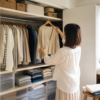 秋の衣替えで長袖と夏服を入れ替え始めた家庭のクローゼットのイメージ