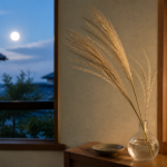 十五夜のすすきを小さな花器に飾った窓辺のお月見準備イメージ