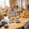 高齢者向け9月の月見会話レクでカードを囲むやわらかい室内イメージ