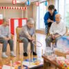 高齢者施設の夏祭りで輪投げと景品を楽しむやさしい室内のイメージ