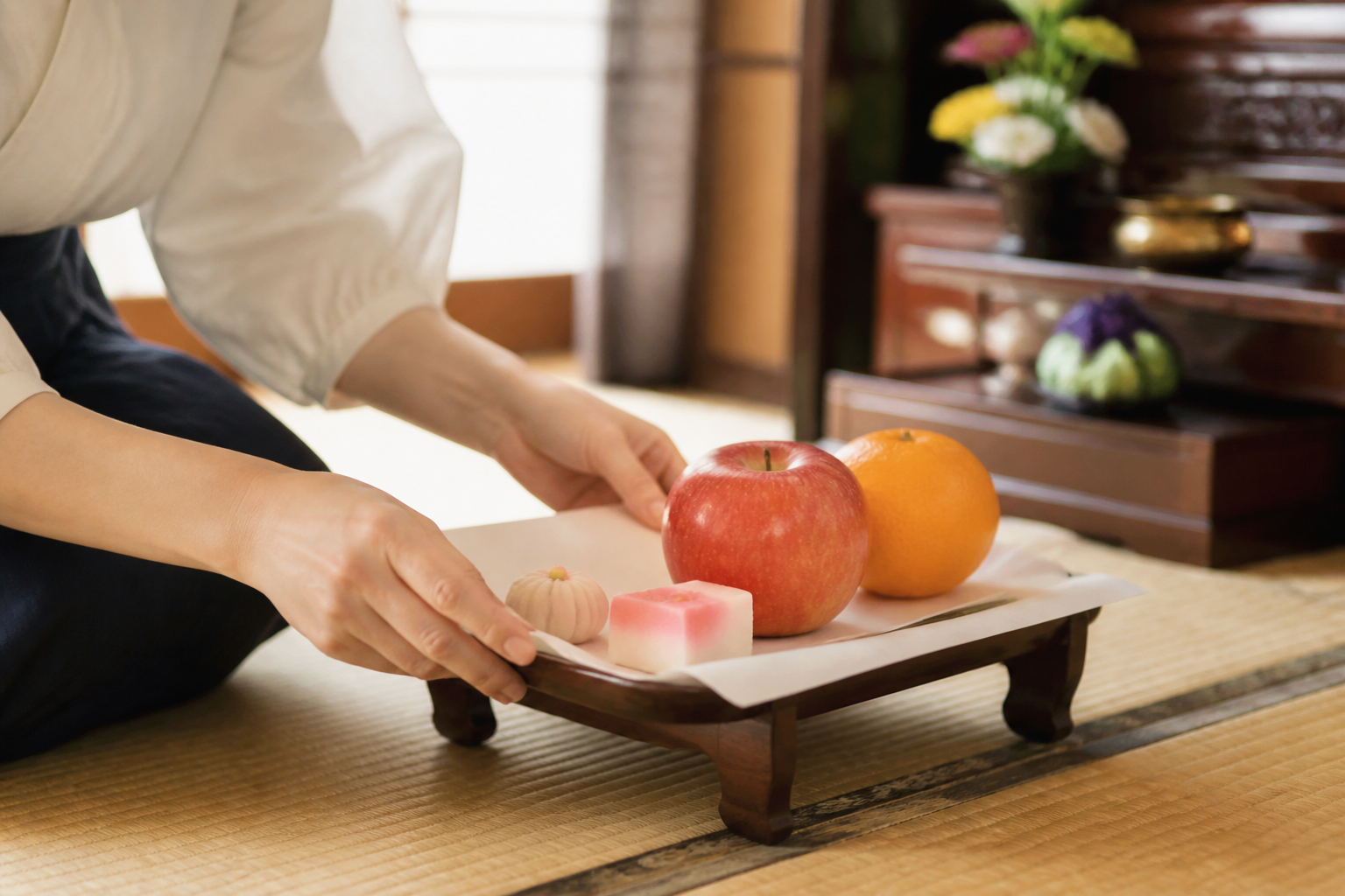 お盆のお供えを整えて置き場所を確認する手元イメージ