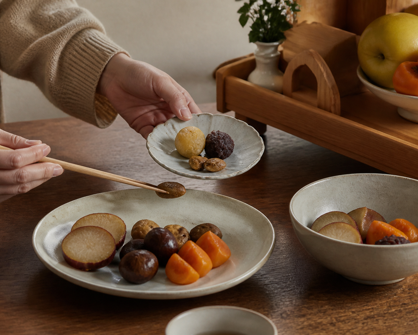 下げたお供えを家族用の小皿に分けてお下がりとして整える静かな手元イメージ