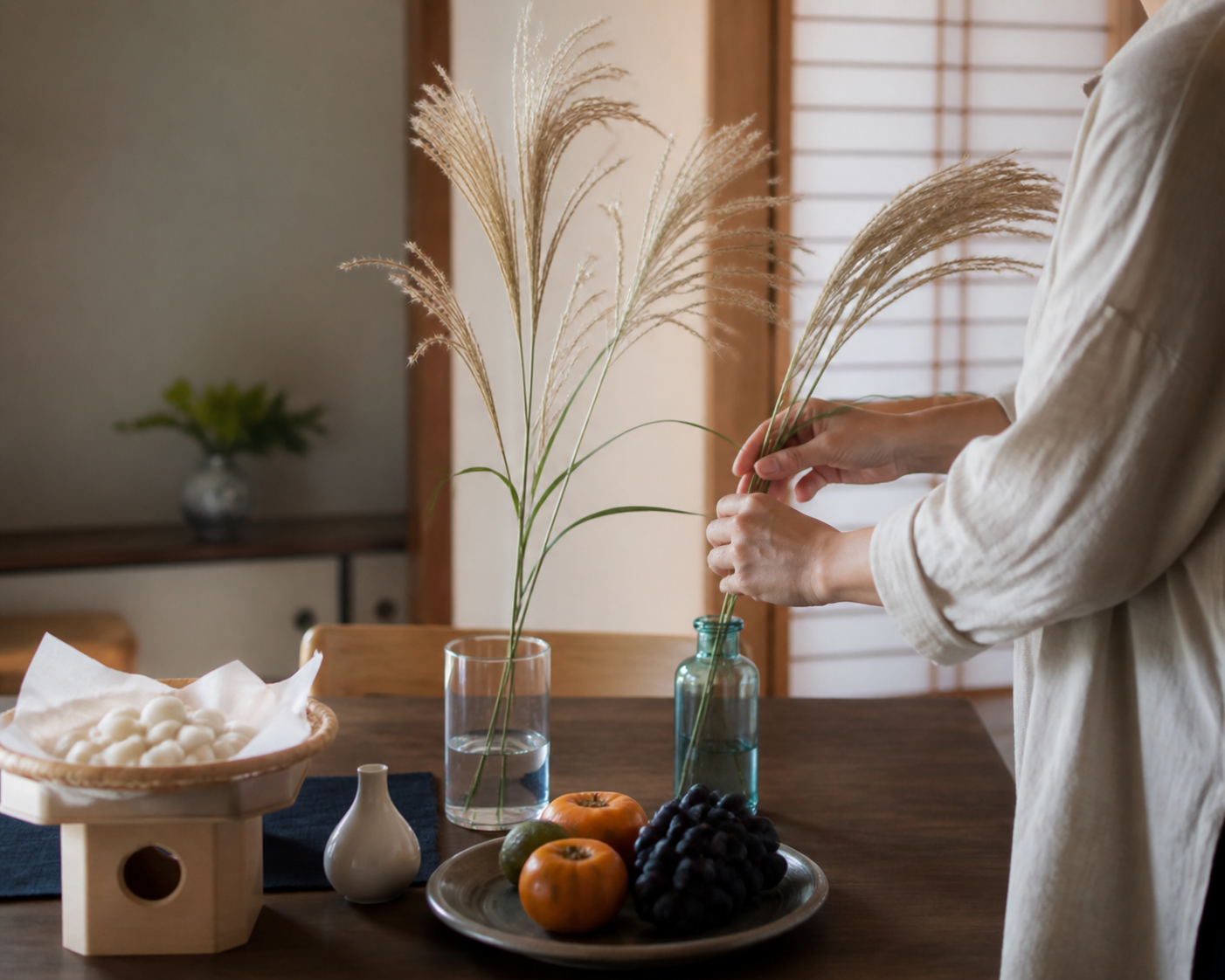 花瓶がない家でコップや小瓶を使ってすすきを整えるイメージ