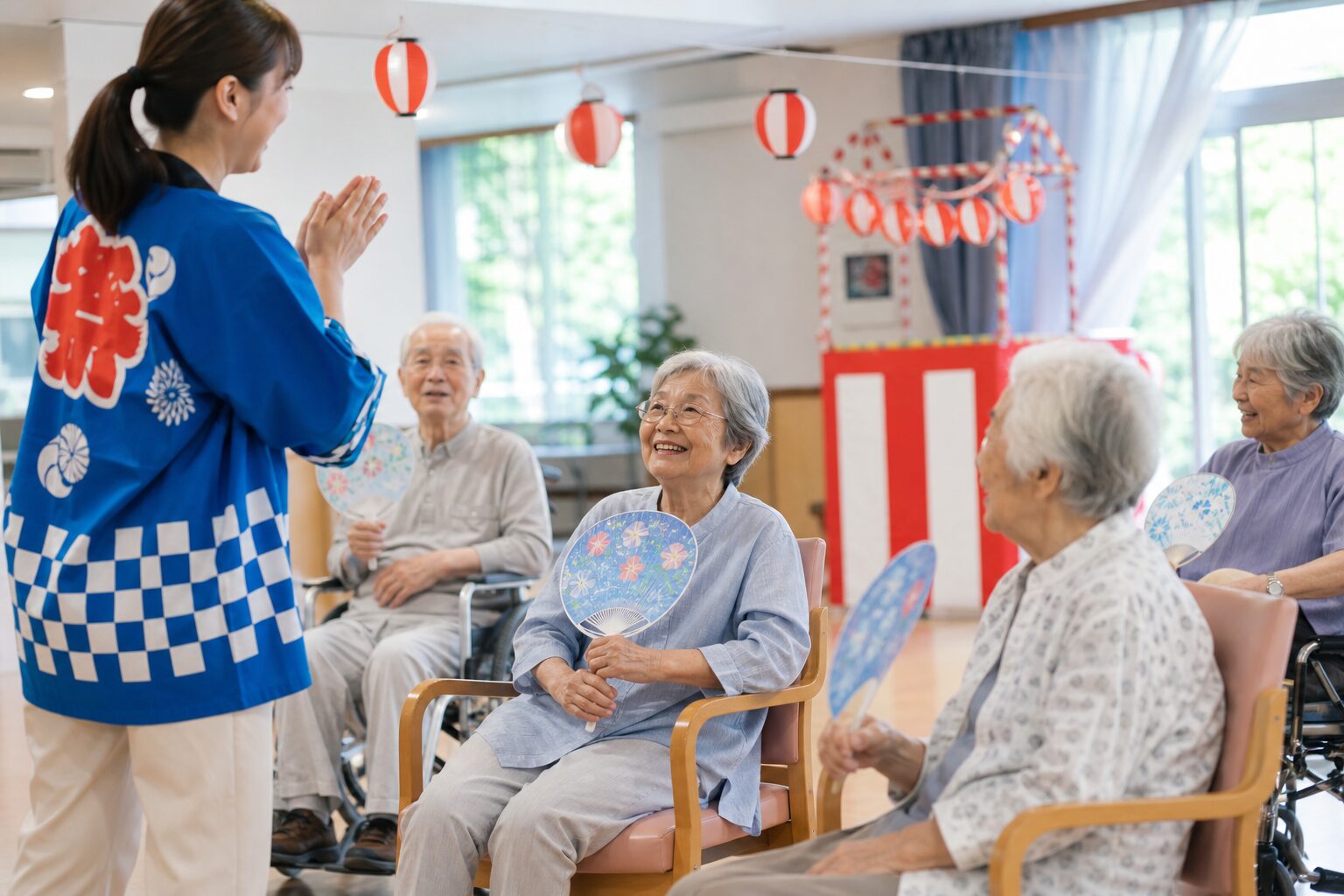涼しい室内で短時間の夏祭りレクを進める高齢者施設のイメージ
