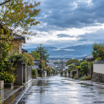 秋雨前線を思わせる雲と雨上がりの住宅街