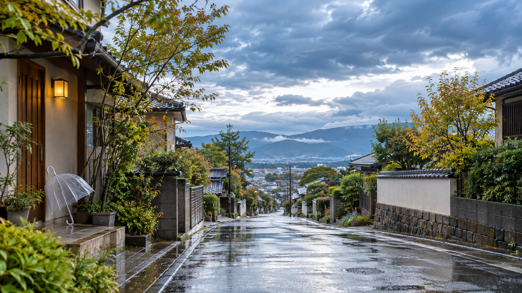 秋雨前線を思わせる雲と雨上がりの住宅街