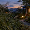 秋の夕暮れ、草むらと灯りのある庭