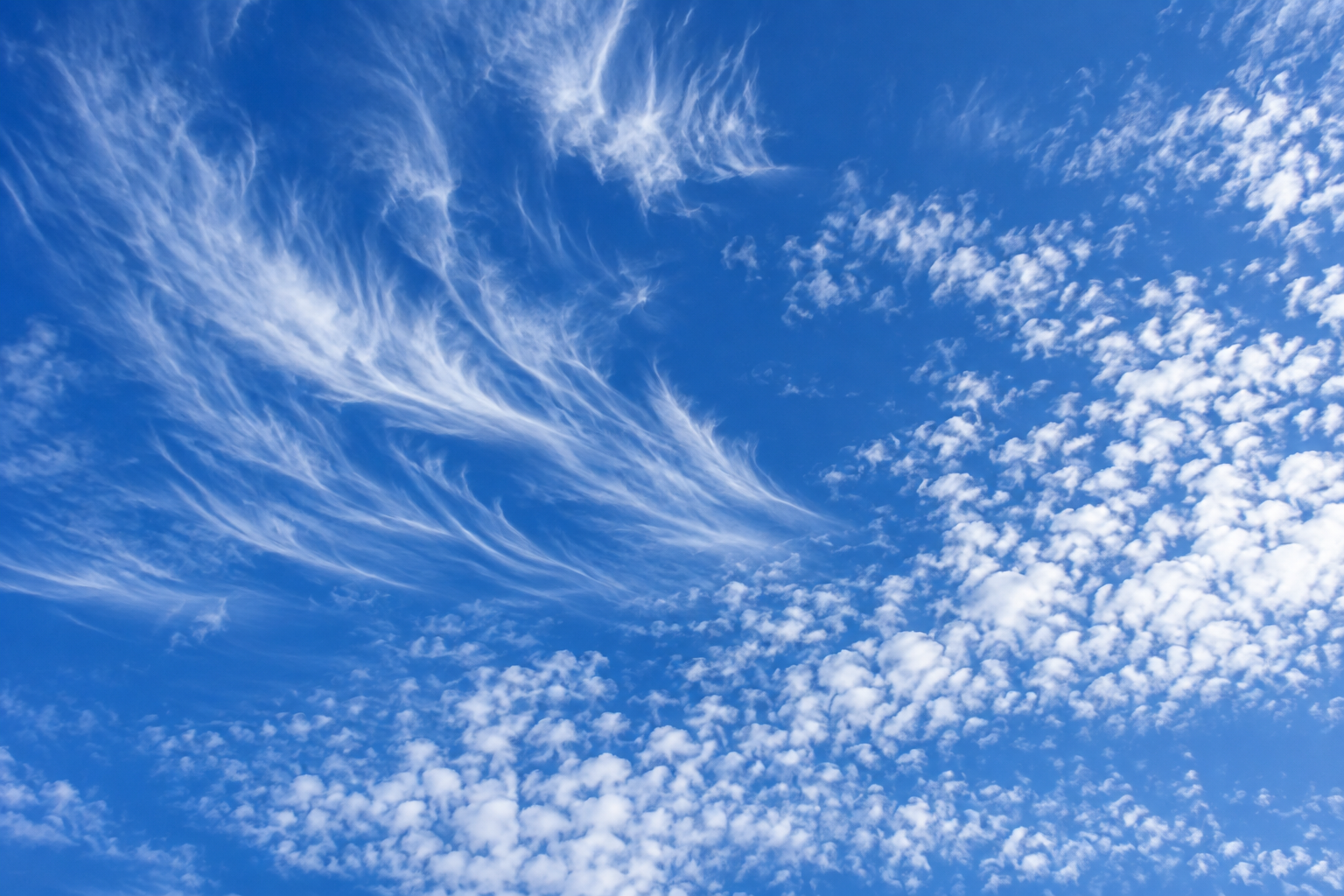 青い空に細い雲と小さな雲が広がる様子