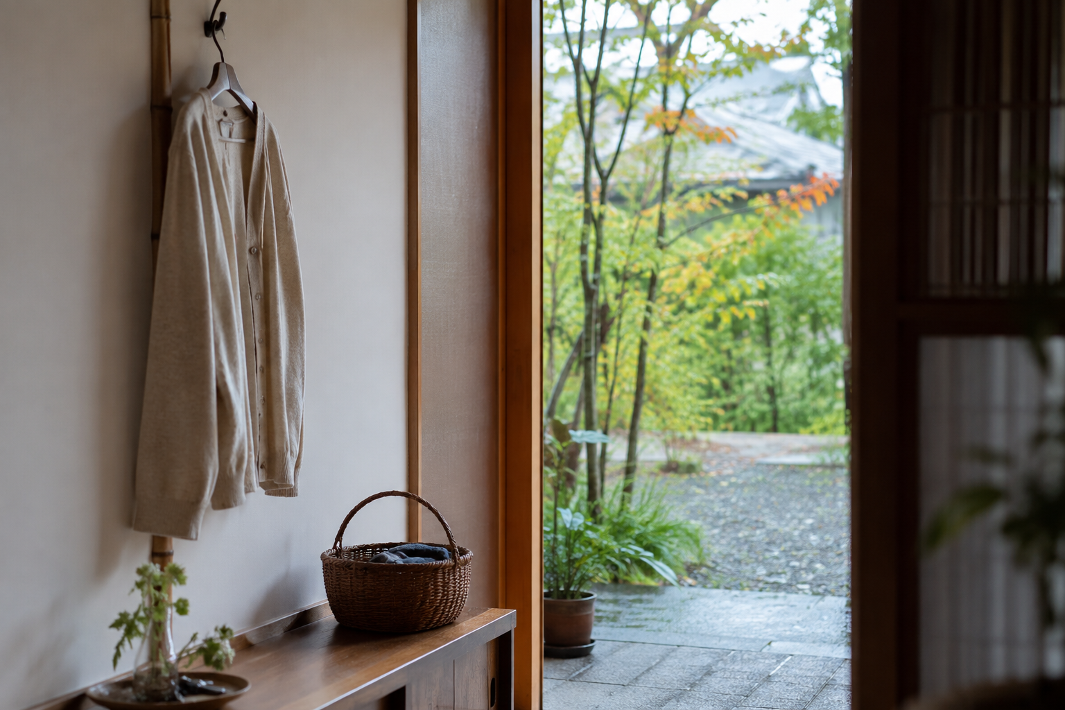 薄手の上着を掛けた初秋の玄関