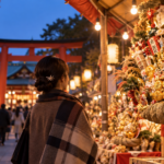 夕暮れの神社参道で熊手が並ぶ酉の市の風景