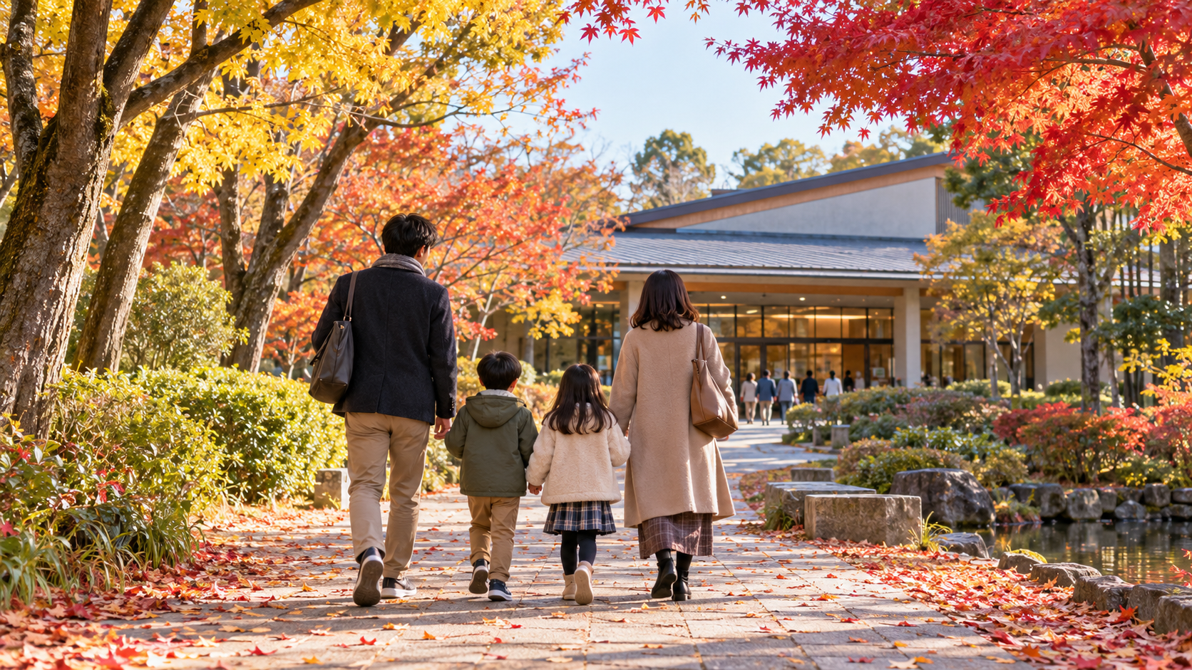 紅葉の中を文化施設へ歩く家族